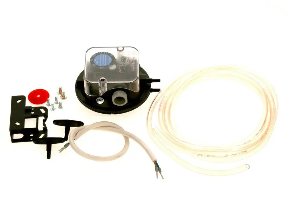 BOSCH Differenzdruck-Set bestehend aus Drucksensor, Montagehalterung, Schrauben, Schlauch und Kabel für die Verbindung und Installation.